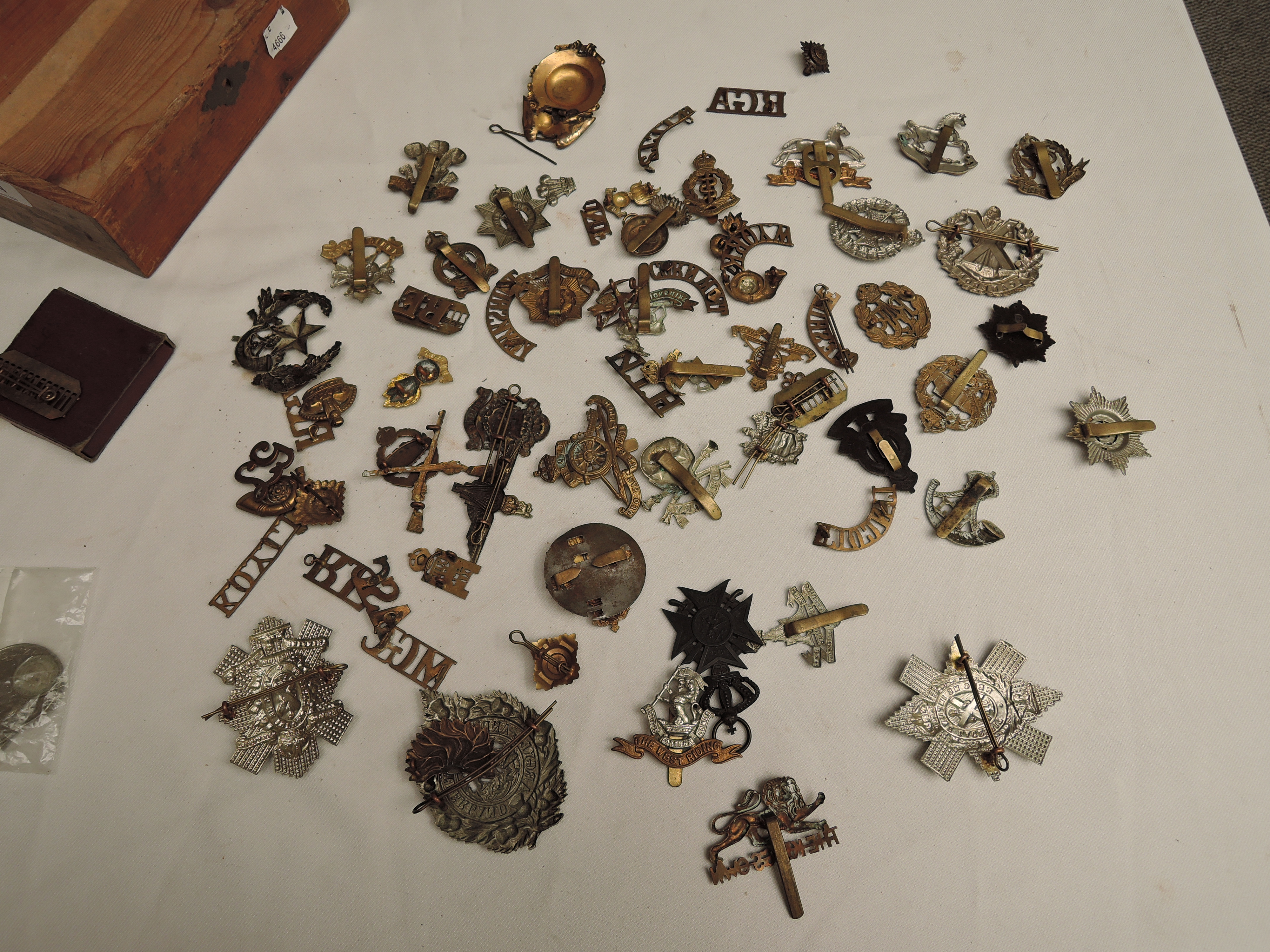 A collection of Army/Military Cap Badges along with a small collection of Coins - Image 2 of 7