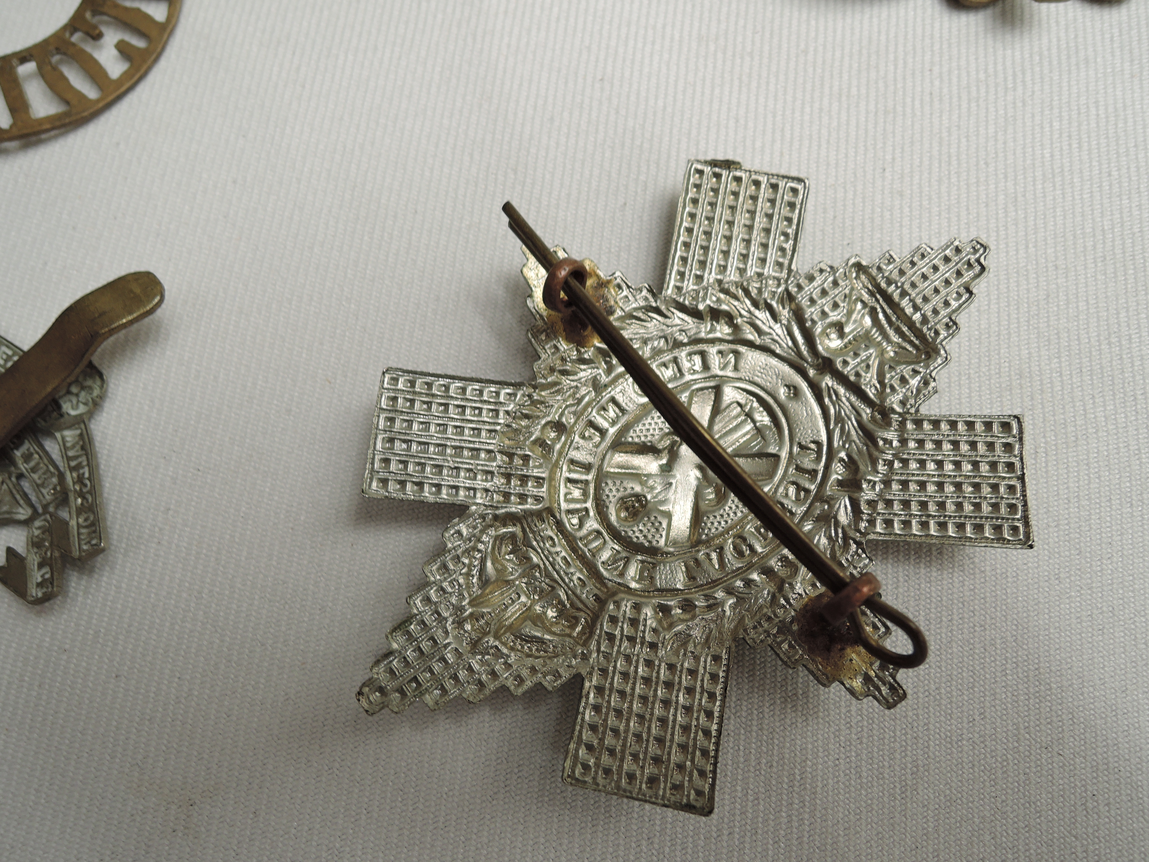 A collection of Army/Military Cap Badges along with a small collection of Coins - Image 5 of 7