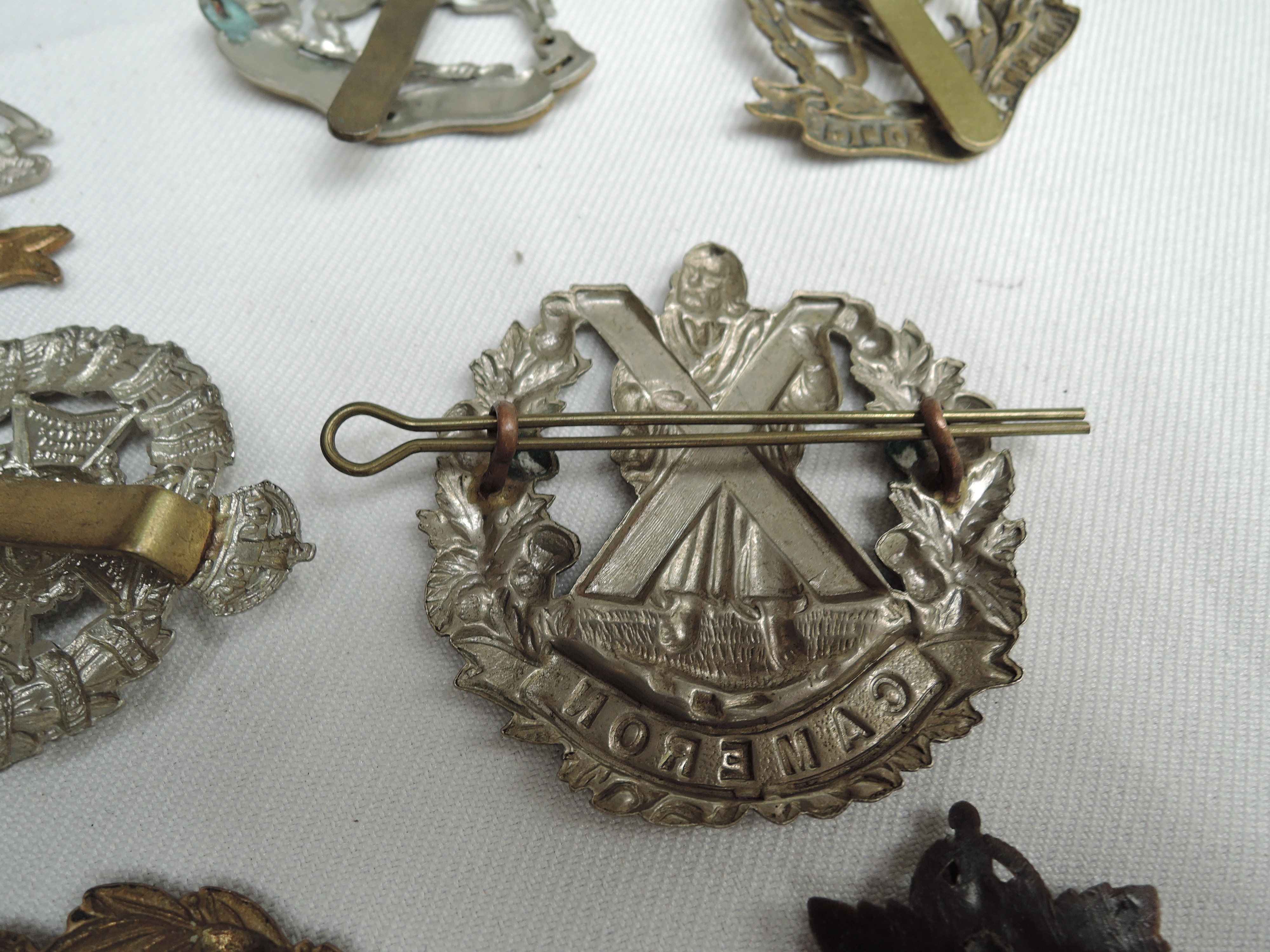 A collection of Army/Military Cap Badges along with a small collection of Coins - Image 4 of 7