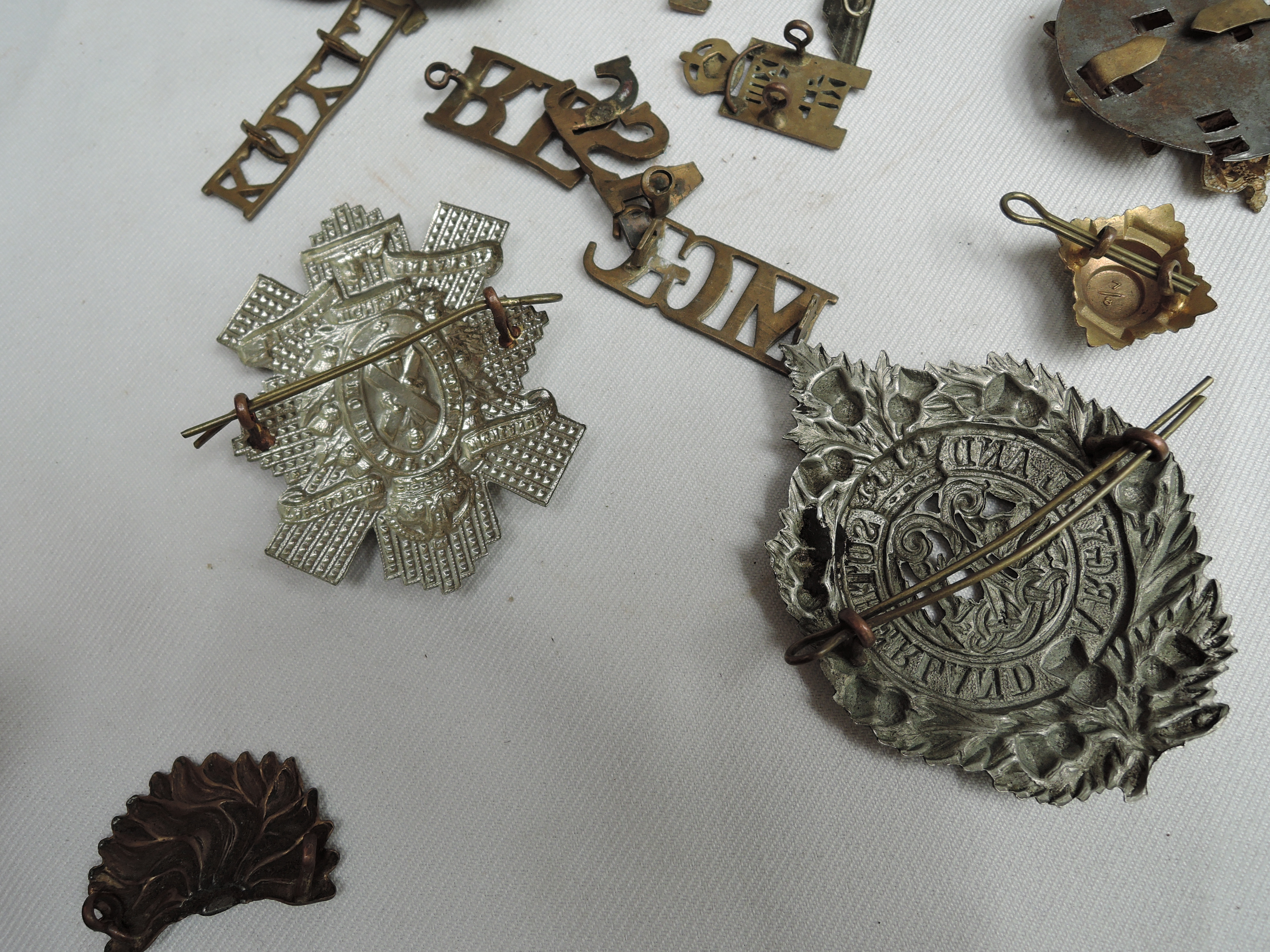 A collection of Army/Military Cap Badges along with a small collection of Coins - Image 6 of 7