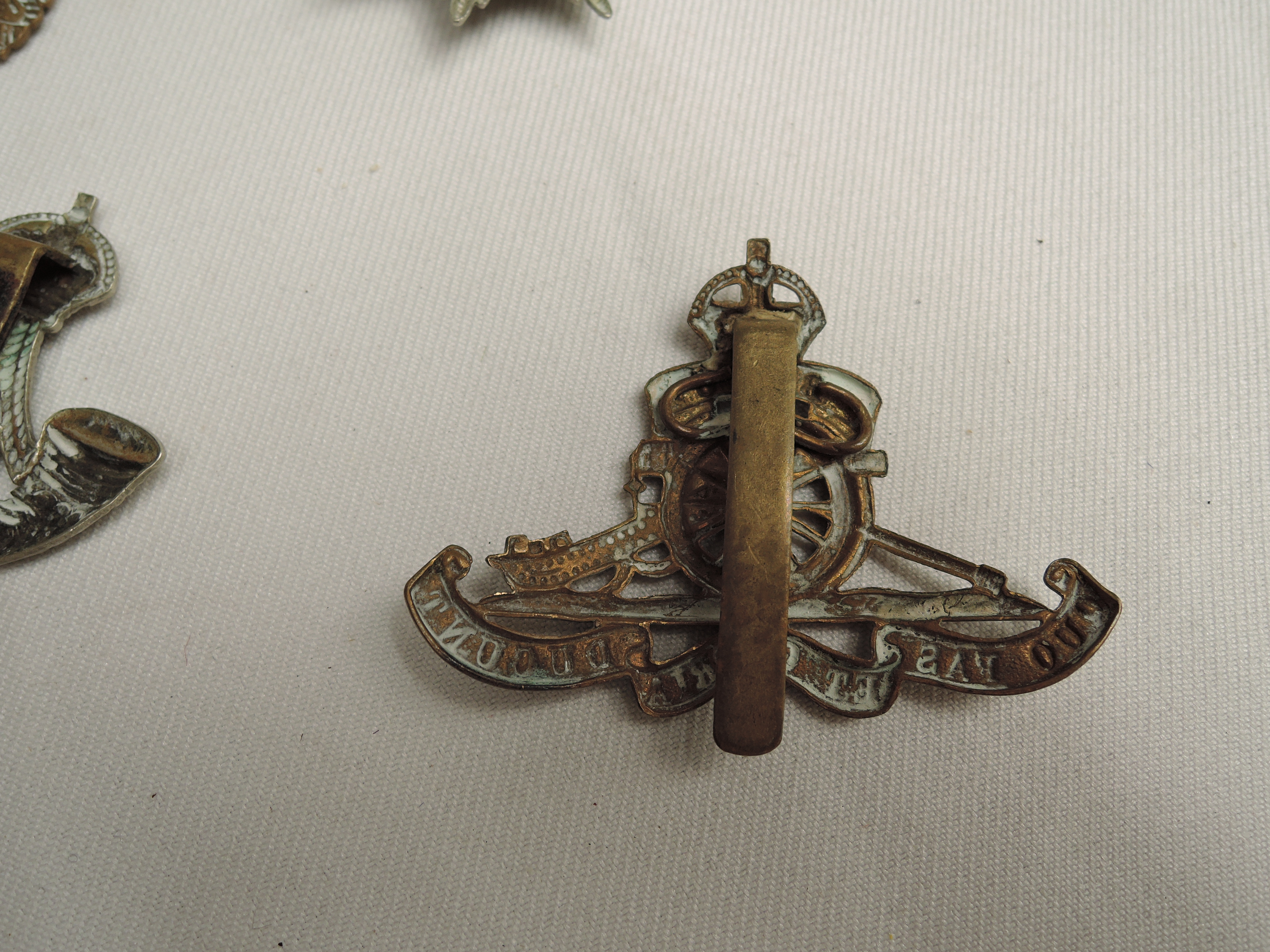 A collection of Army/Military Cap Badges along with a small collection of Coins - Image 3 of 7