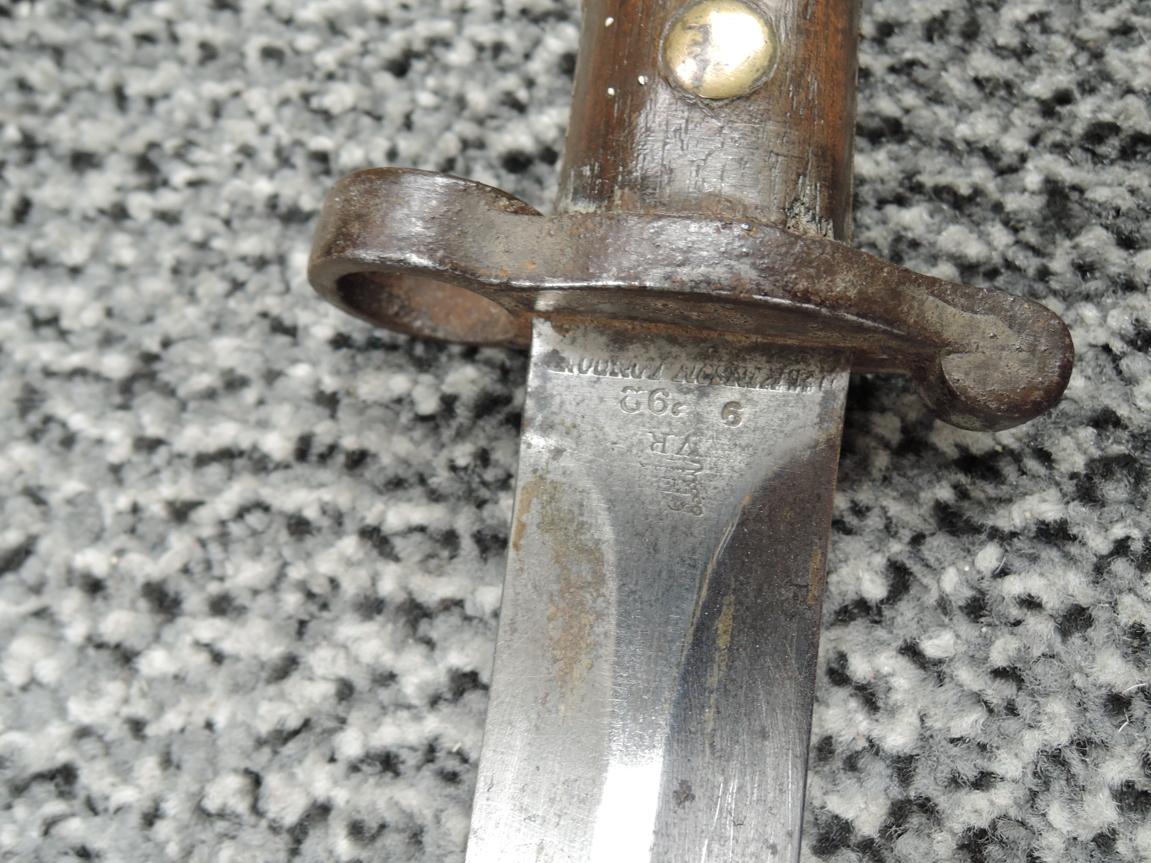 A British Lee Enfield Bayonet MKI with double edged blade, blade marked VR 9 92 Wilkinson, on - Image 5 of 7