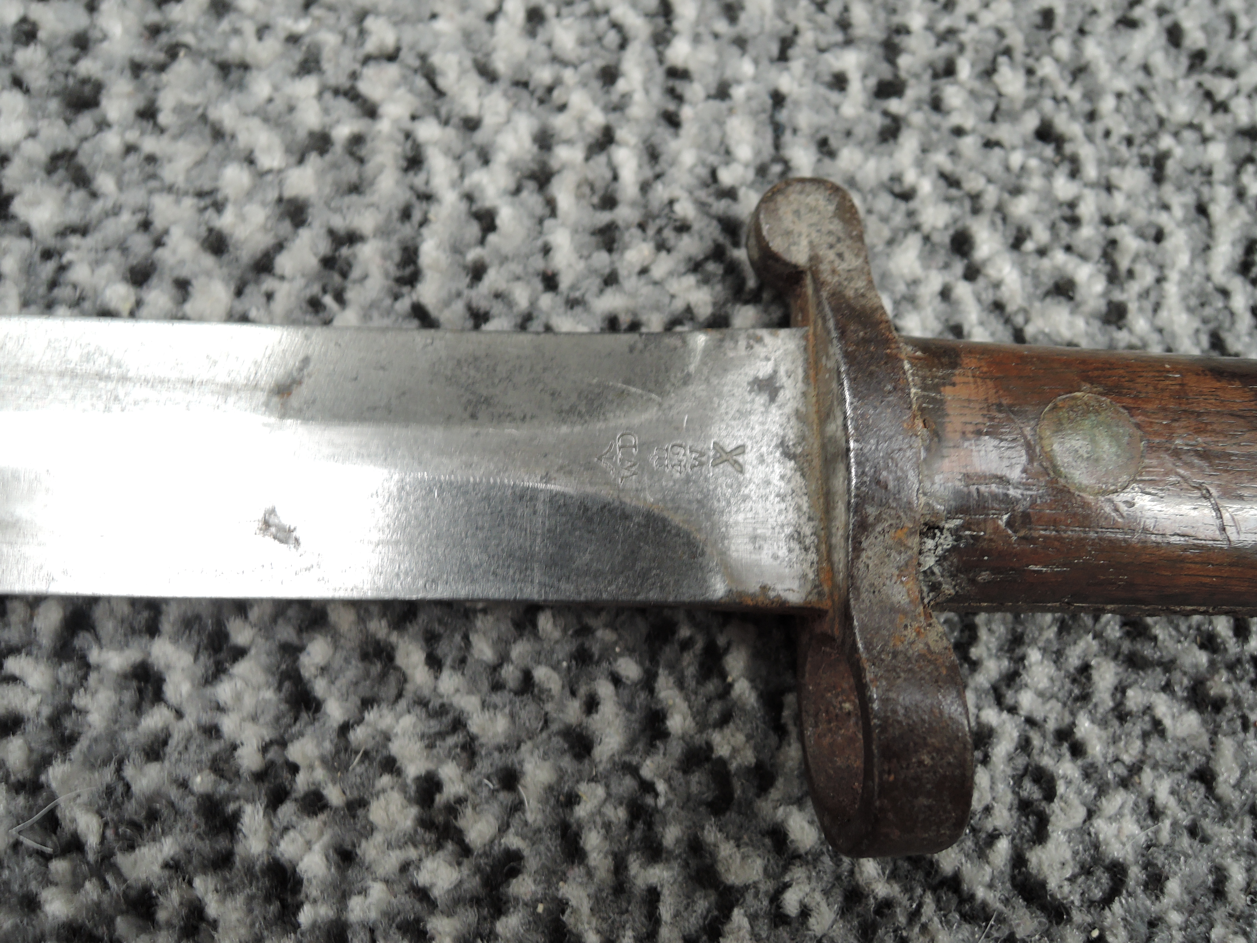 A British Lee Enfield Bayonet MKI with double edged blade, blade marked VR 9 92 Wilkinson, on - Image 4 of 7