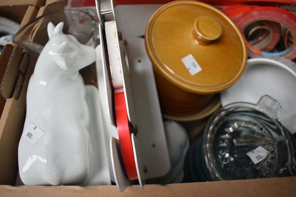 A carton of kitchen themed items including a butter dish in the form of a cow, a cast iron cooking - Image 2 of 2