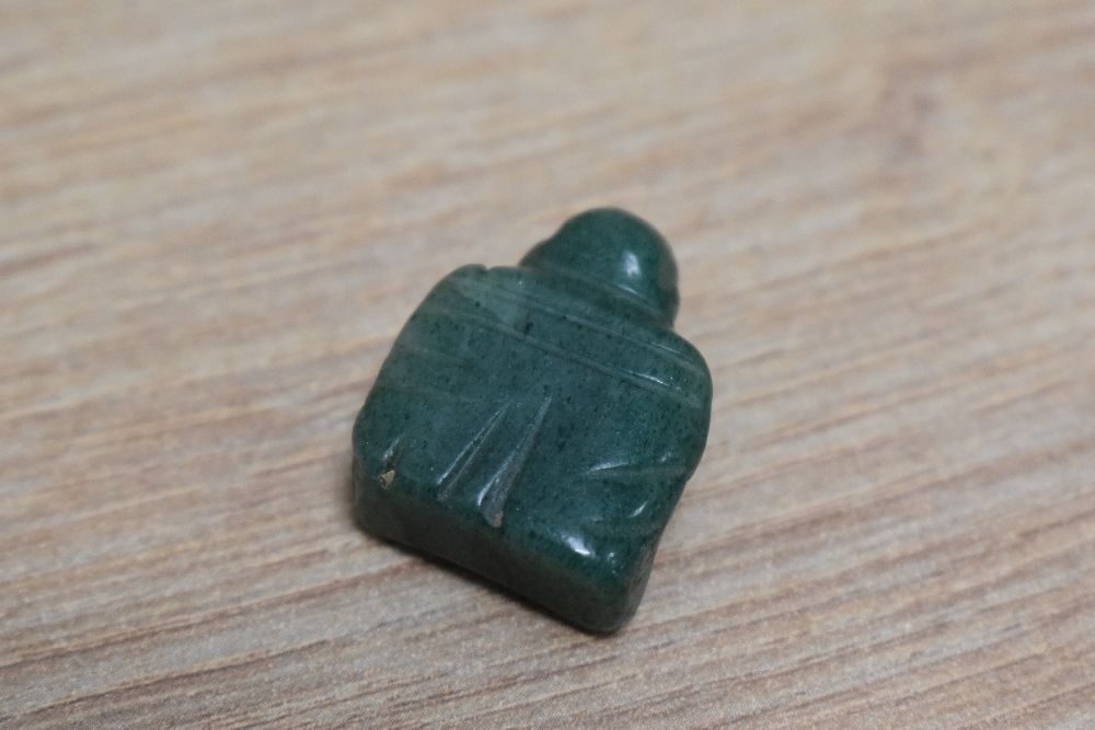 A collection of carved Chinese green stone items, to include; sleeping cat, vase, pendant, bamboo s - Image 12 of 13