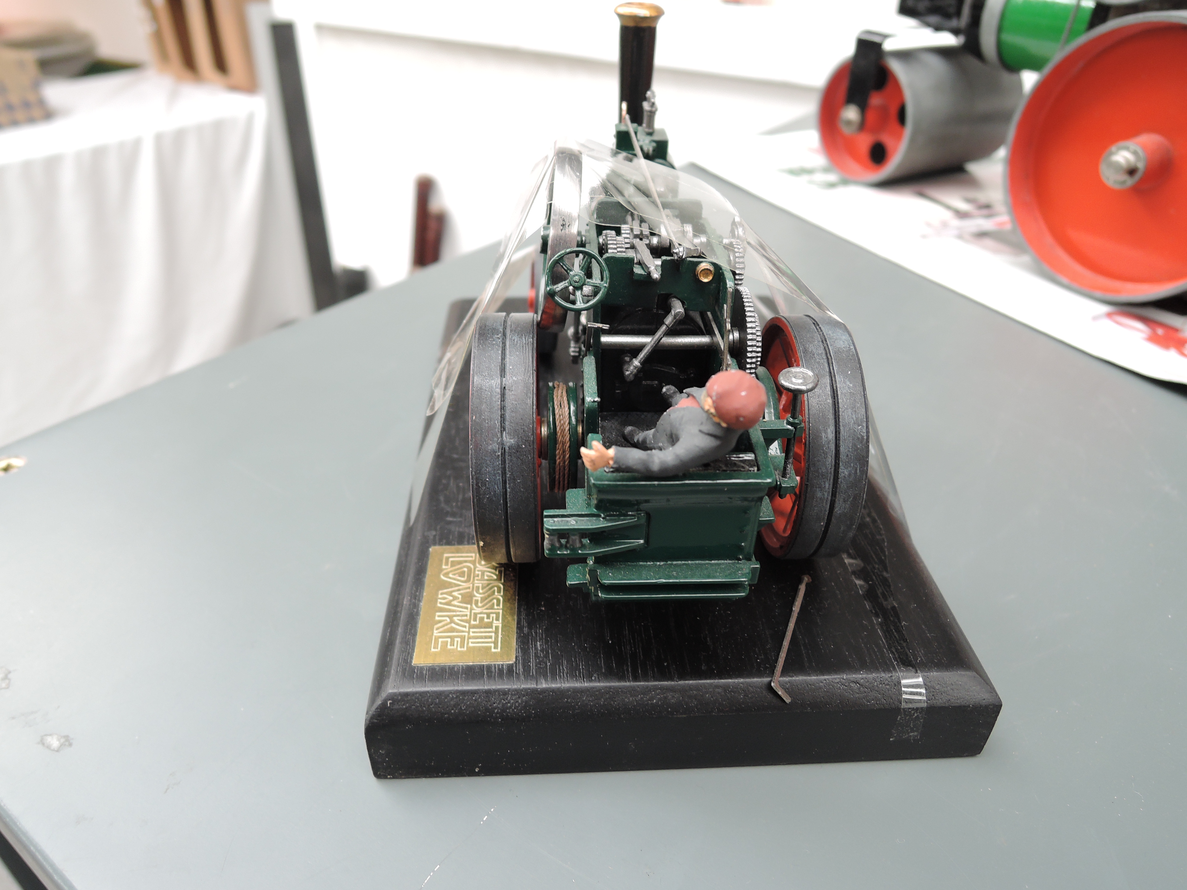 A modern Bassett Lowke limited edition Traction Steam Engine with two figures, on plinth in - Image 3 of 5