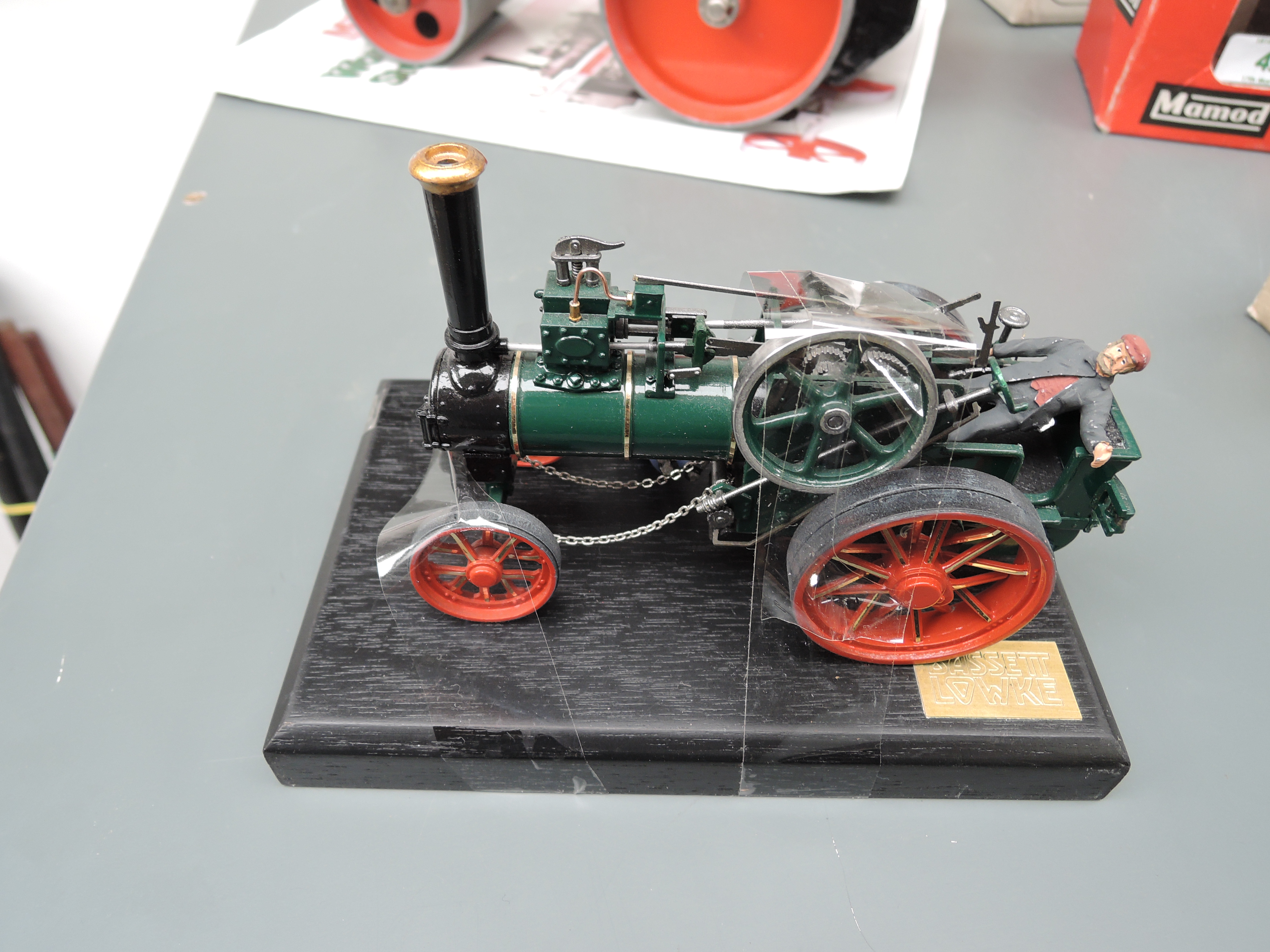 A modern Bassett Lowke limited edition Traction Steam Engine with two figures, on plinth in - Image 2 of 5