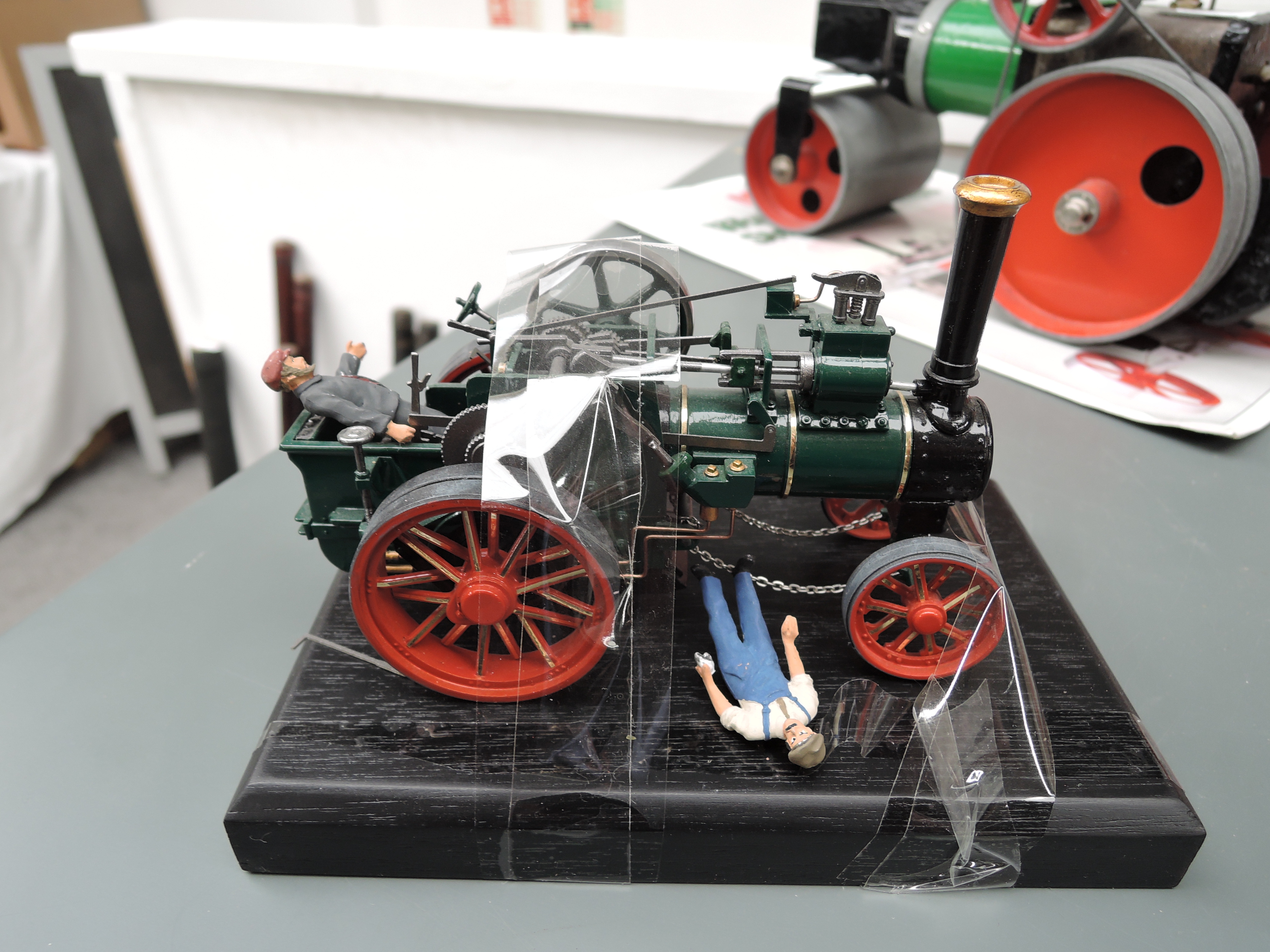 A modern Bassett Lowke limited edition Traction Steam Engine with two figures, on plinth in - Image 4 of 5