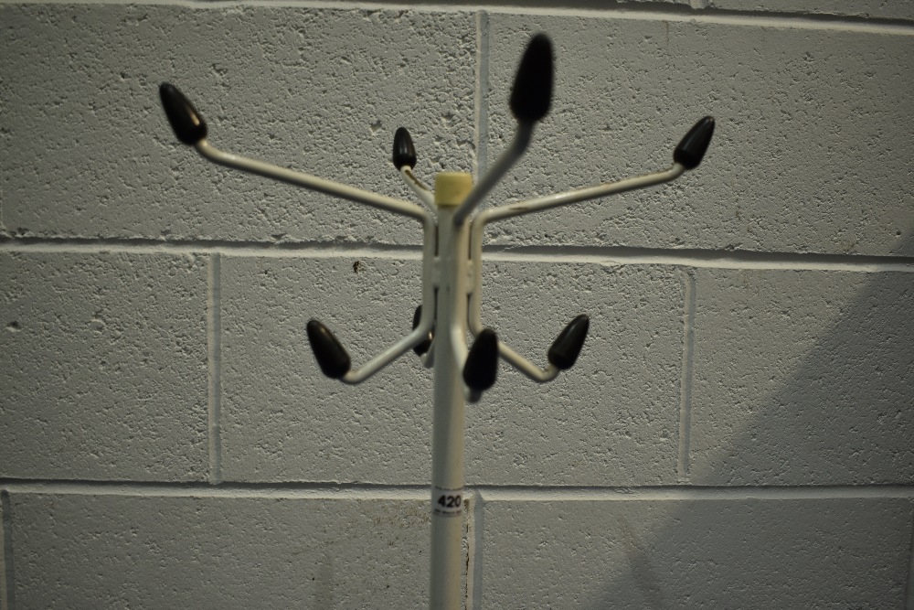 A vintage metal atomic style hat stand - Image 2 of 4