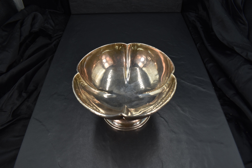 A George V silver bowl, of lobed circular form with short spreading stem and step moulded circular - Image 2 of 3