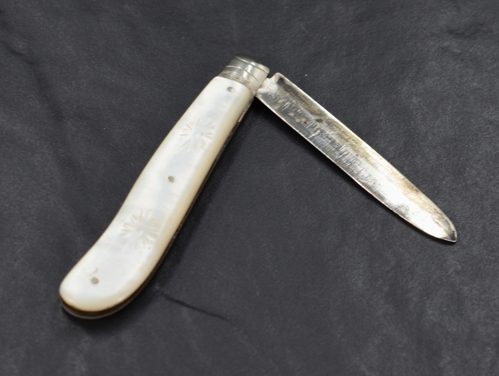 A Victorian Mother-of-Pearl mounted and silver-bladed pocket knife of traditional design with - Image 2 of 3
