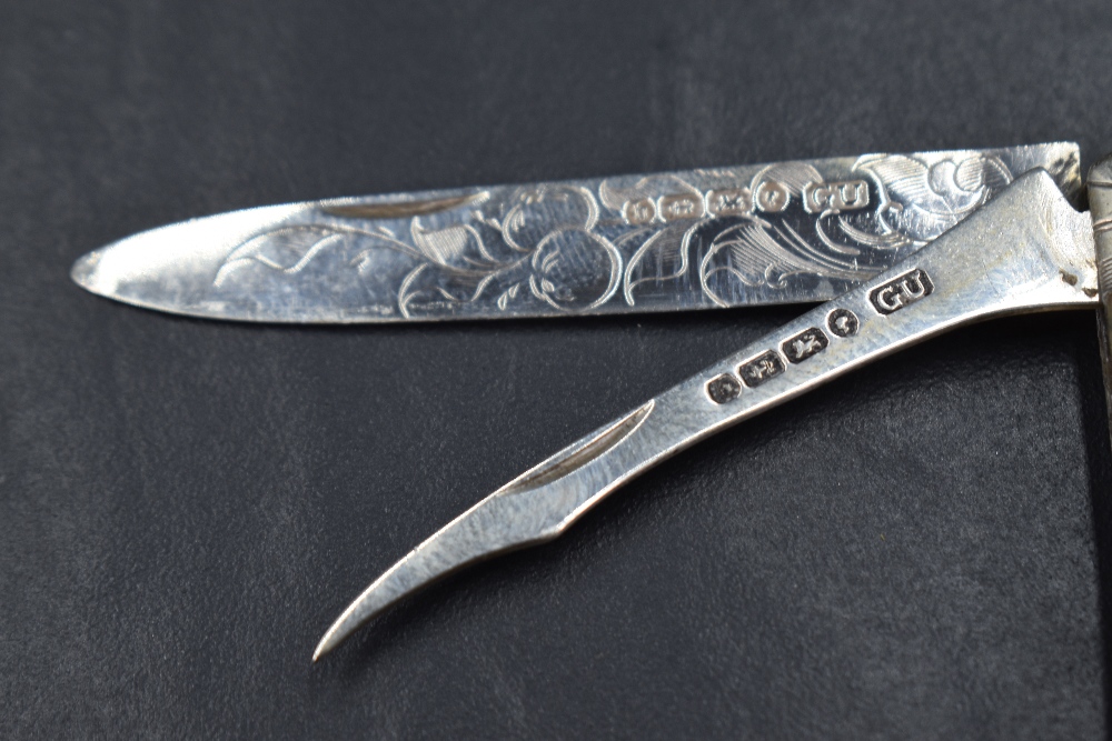 An attractive Victorian Mother-of-Pearl mounted and silver bladed pocket knife, with engraved - Image 5 of 6