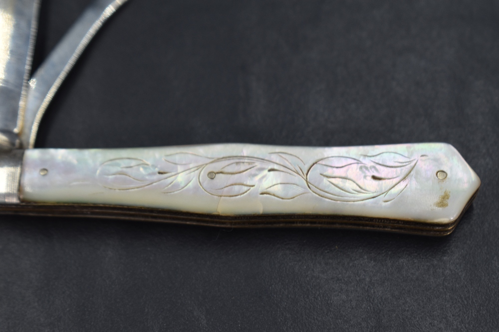 An attractive Victorian Mother-of-Pearl mounted and silver bladed pocket knife, with engraved - Image 6 of 6