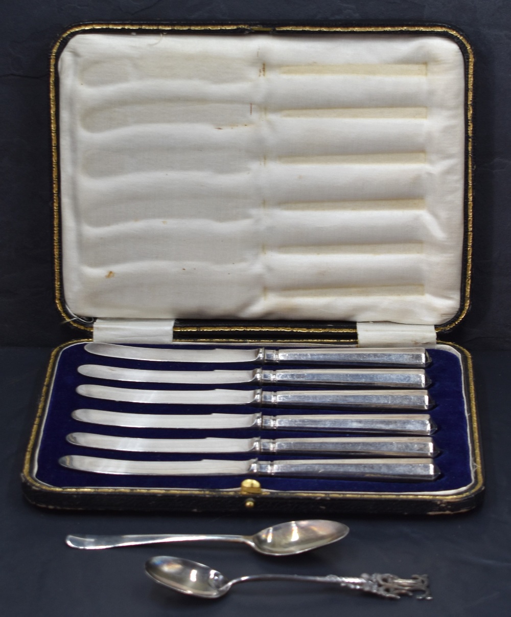 A cased set of six George V silver teaspoons, Old English pattern with engraved decoration, marks - Image 2 of 2