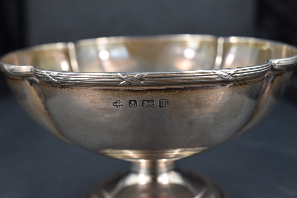 A George V silver bowl, of lobed circular form with short spreading stem and step moulded circular - Image 3 of 3