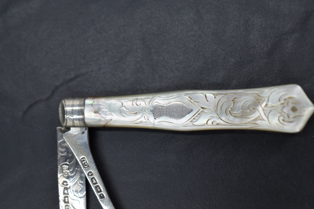 An attractive Victorian Mother-of-Pearl mounted and silver bladed pocket knife, with engraved - Image 2 of 6