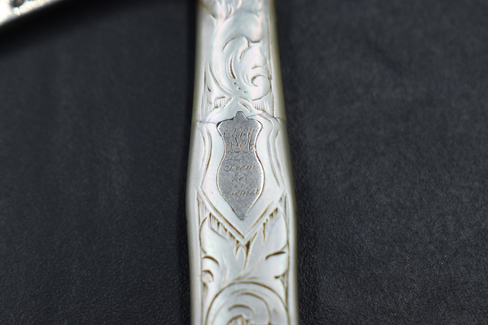 An attractive Victorian Mother-of-Pearl mounted and silver bladed pocket knife, with engraved - Image 3 of 6