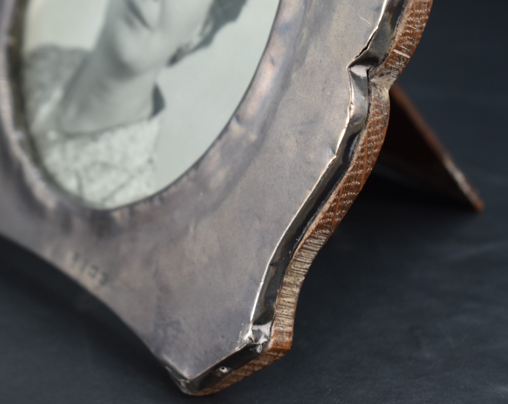 A George V silver mounted wooden photograph frame, of a curved rectangular form, with marks for - Image 5 of 6