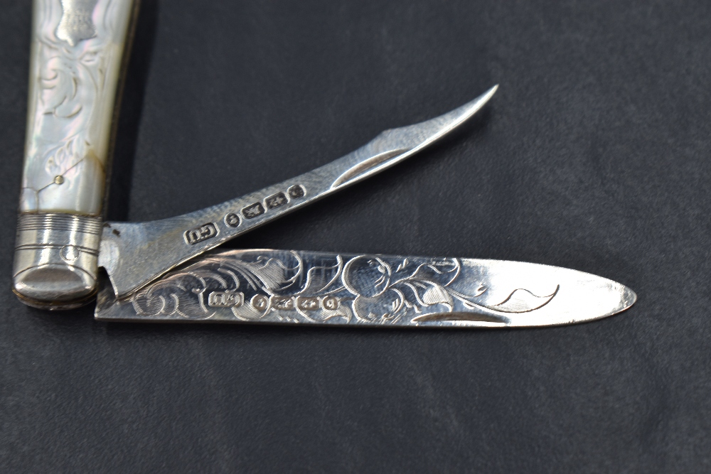 An attractive Victorian Mother-of-Pearl mounted and silver bladed pocket knife, with engraved - Image 4 of 6