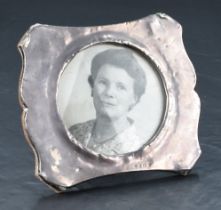 A George V silver mounted wooden photograph frame, of a curved rectangular form, with marks for