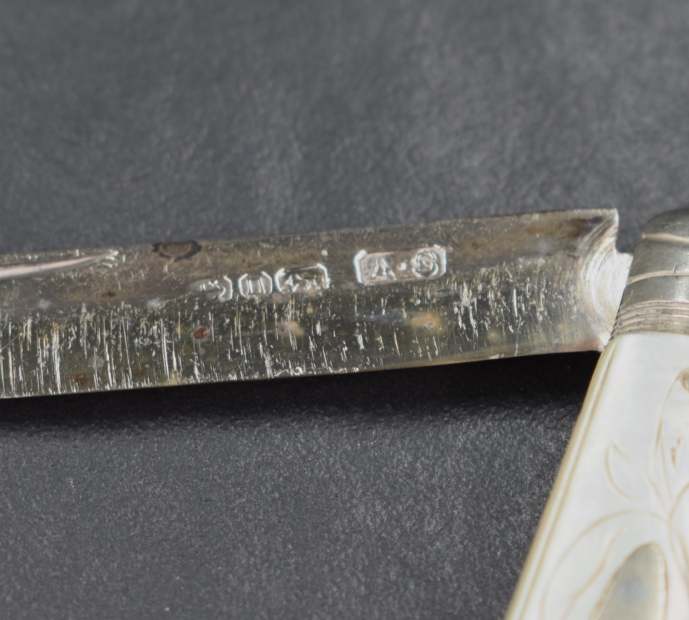 A Victorian Mother-of-Pearl mounted and silver-bladed pocket knife of traditional design with - Image 3 of 3