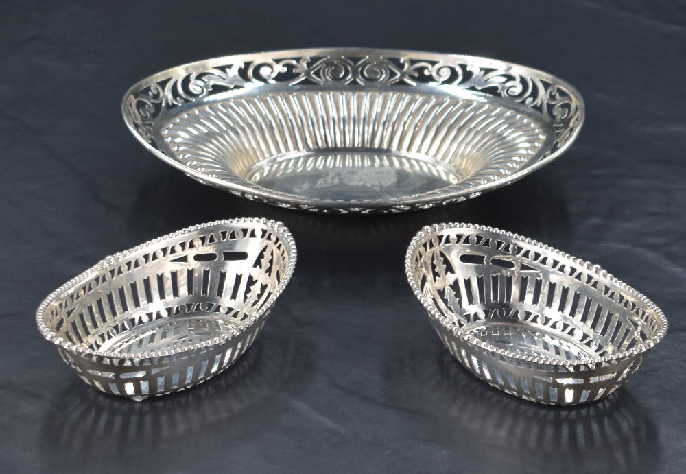 An Edwardian silver dish, of oval form with scroll-pierced and fluted booge, marks for London