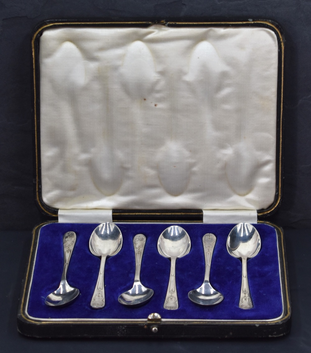 A cased set of six George V silver teaspoons, Old English pattern with engraved decoration, marks