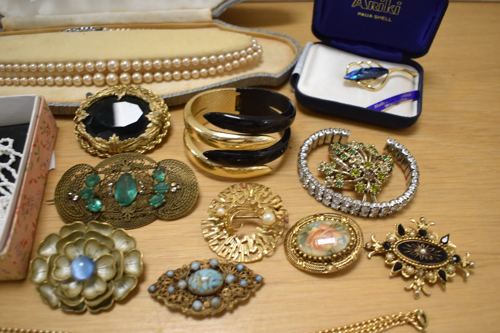 An assortment of costume jewellery including faux gold pearls, a multi-strand beaded necklace and - Bild 3 aus 4