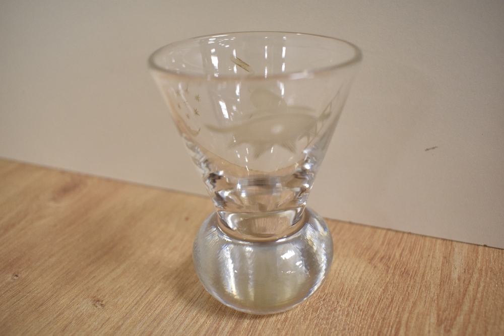 A group of six lead crystal firing or cocktail glasses, having etched design, each measuring 9cm - Bild 3 aus 4