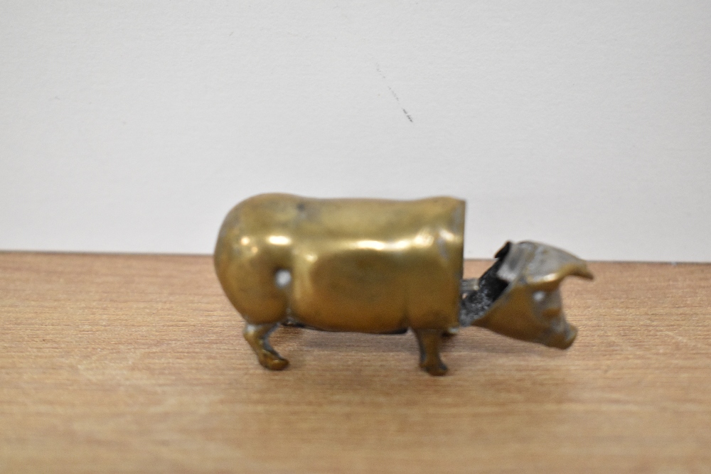 A novelty white metal vesta case, in the form of a pig, with hinged head, measuring 5cm long - Bild 2 aus 3