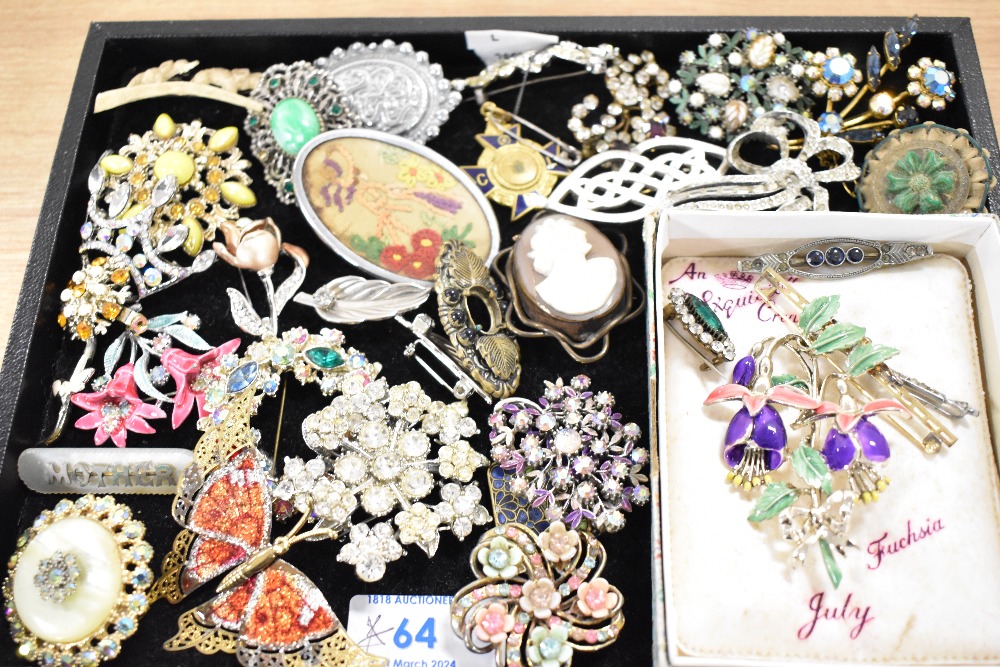 A collection of costume brooches of various designs including paste set Edwardian style bar - Bild 2 aus 2