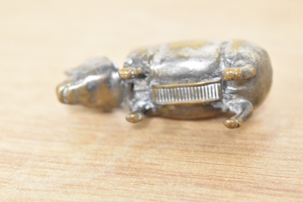 A novelty white metal vesta case, in the form of a pig, with hinged head, measuring 5cm long - Bild 3 aus 3