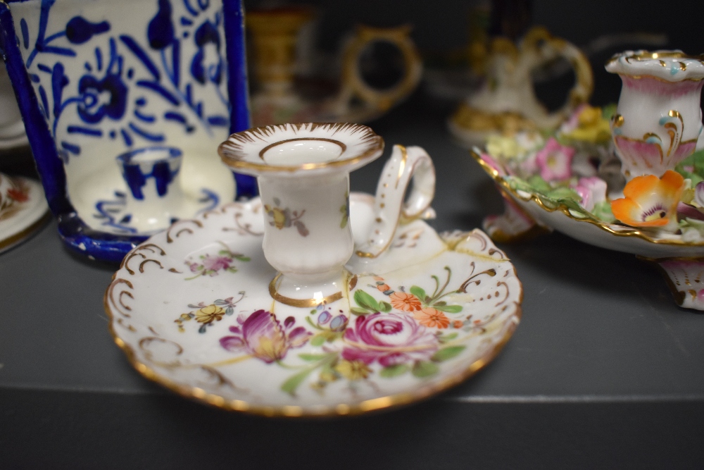 A collection of vintage ceramic candlesticks, including Staffordshire and one bearing crossed swords - Bild 12 aus 13