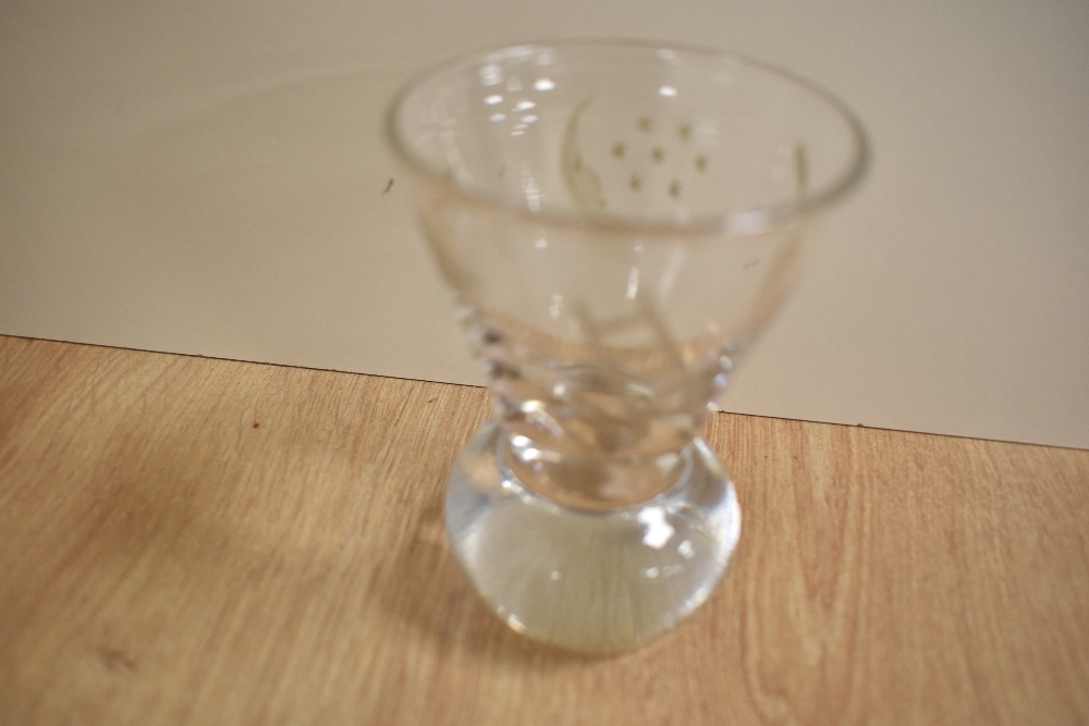 A group of six lead crystal firing or cocktail glasses, having etched design, each measuring 9cm - Bild 2 aus 4