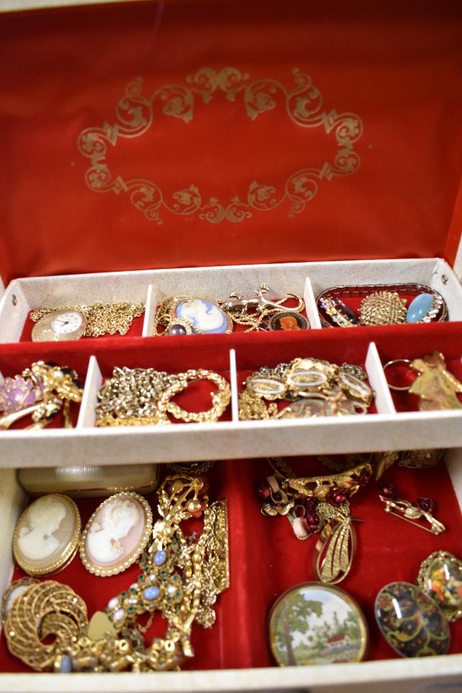 A multi-tier jewellery box containing an assortment of yellow metal jewellery including a ladies - Bild 2 aus 2