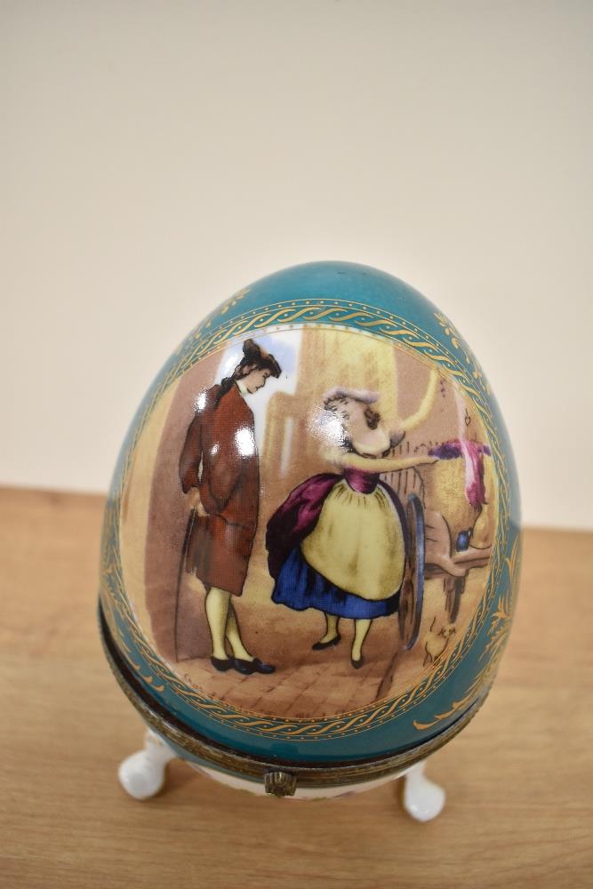 A Continental porcelain footed egg trinket box, decorated with vignettes of floral arrangements - Bild 3 aus 4