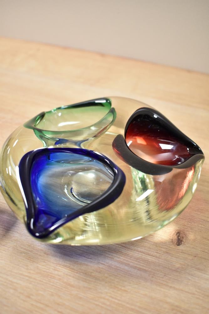 A Romanian art glass tricoloured ashtray, having three divisions, measuring 16cm wide, and an art - Bild 3 aus 3