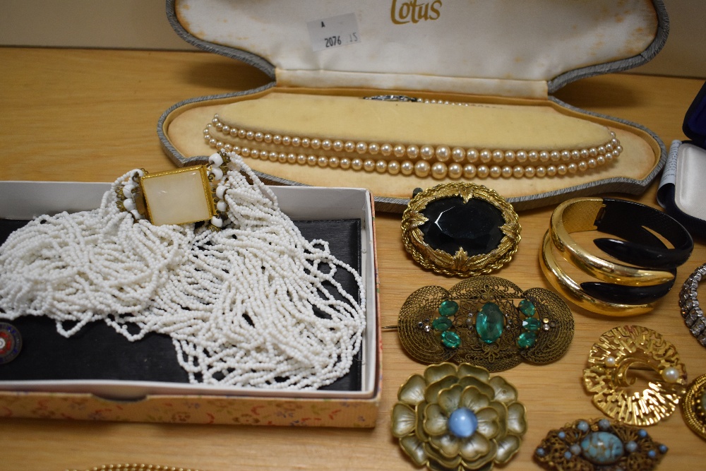 An assortment of costume jewellery including faux gold pearls, a multi-strand beaded necklace and - Bild 2 aus 4