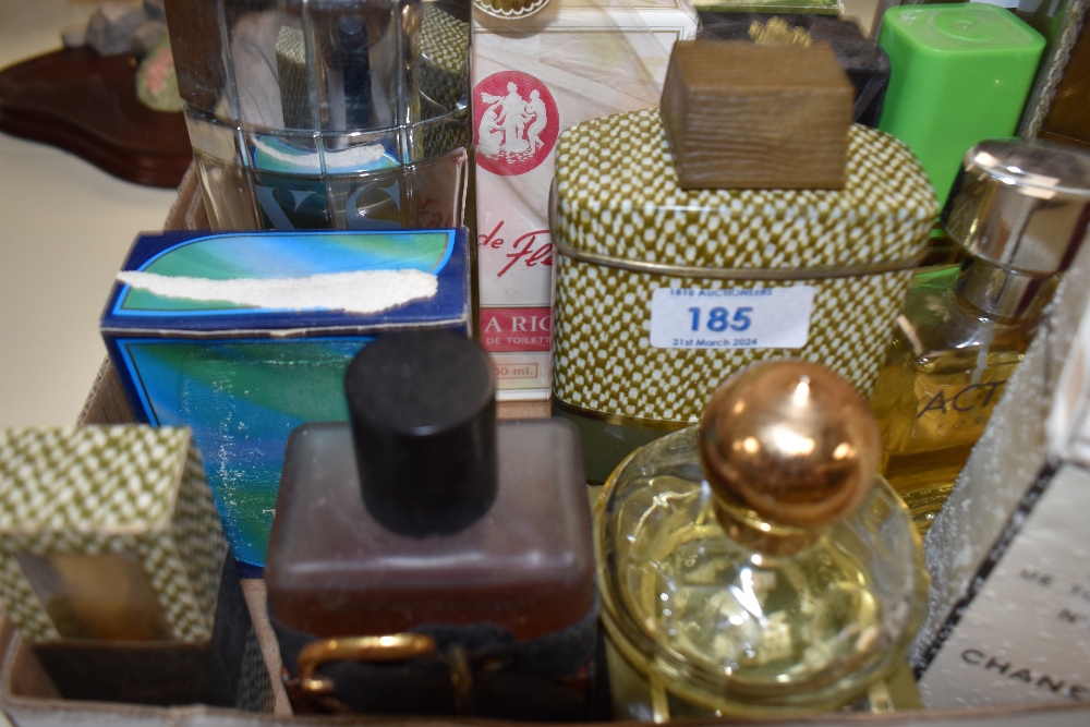 A selection of perfumes, including Channel No 5, Tweed and Channel Antaeus aftershave. - Bild 3 aus 5