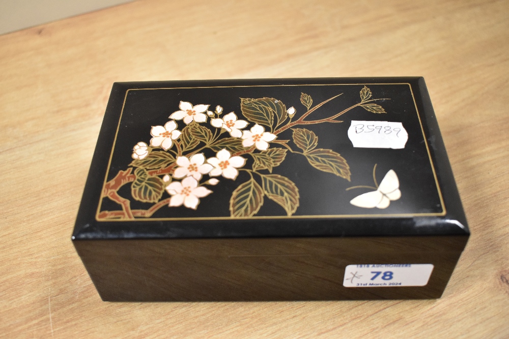 A decorative floral jewellery box containing an assortment of predominantly silver earrings, some - Bild 2 aus 2