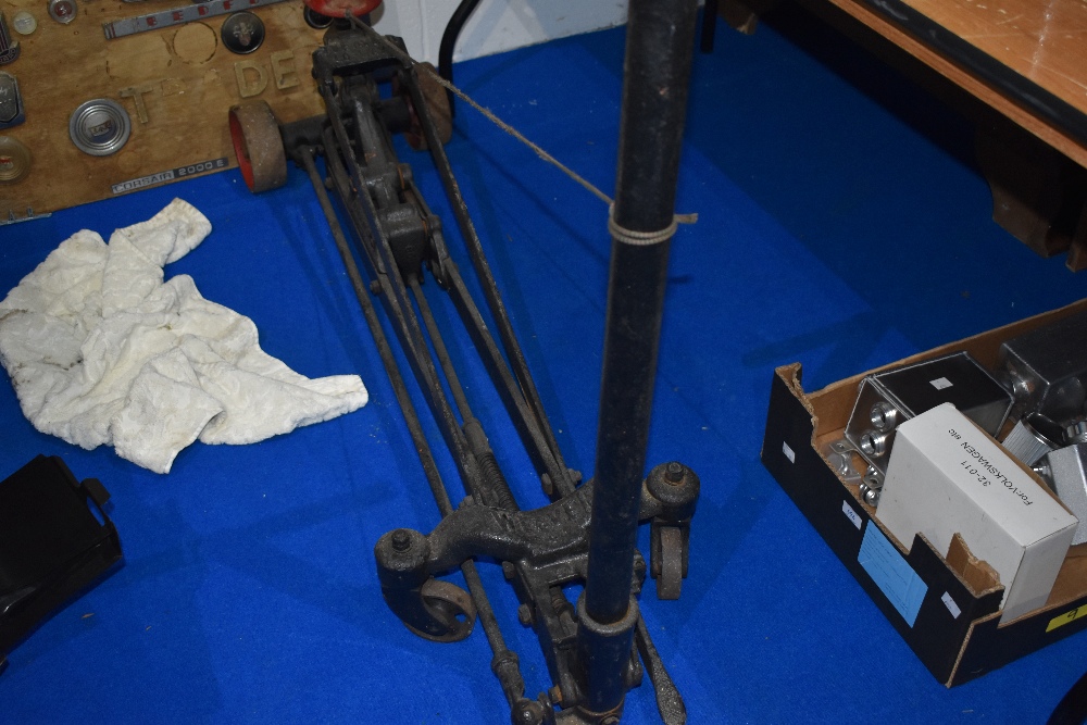 A vintage Weaver trolley jack - Image 2 of 2