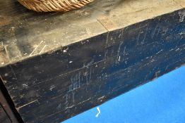 A vintage wooden storage trunk with lift lid, width approx. 113cm