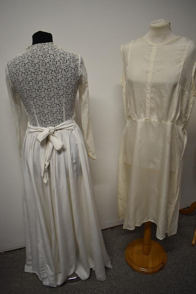 A 1930s/ 1940s white lace and grosgrain dress, having tie belt to waist, full length fitted - Image 5 of 7