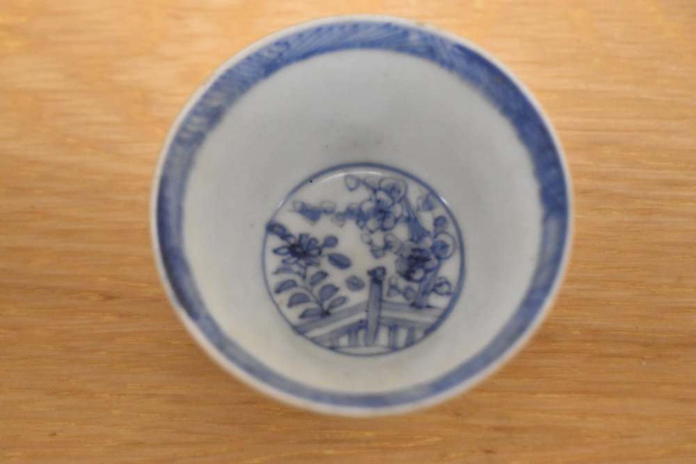 A collectable blue and white cup and saucer, reputedly from Ca Mau shipwreck, with certificate - Bild 3 aus 6