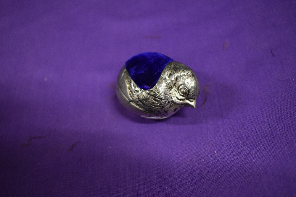 A white metal pincushion in the form of a chick, having iridescent blue/cerise velvet to top. - Image 6 of 6