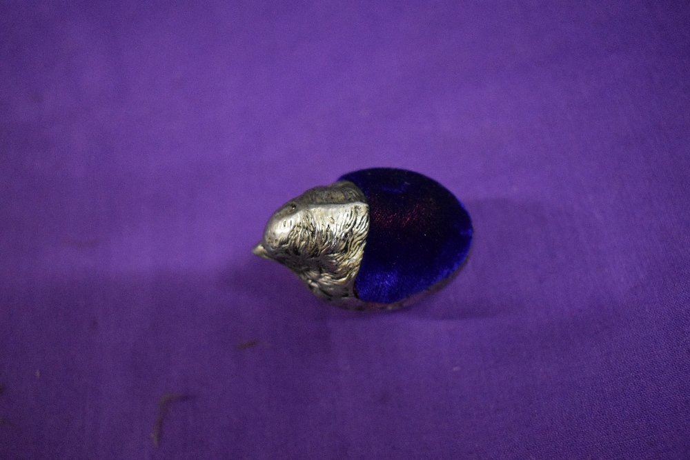 A white metal pincushion in the form of a chick, having iridescent blue/cerise velvet to top. - Image 4 of 6