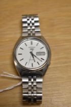 A gentleman's Seiko 5 automatic wristwatch with stainless steel strap