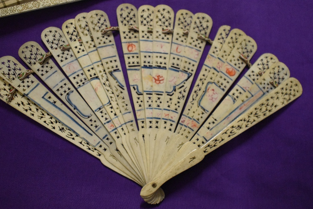 A vintage fan, having bone ribs, sold with another paper fan with hand painted decoration. - Image 4 of 6