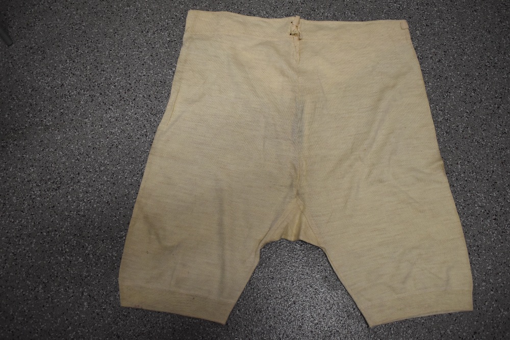 A set of gents 1930s / 1940s woollen undergarments. - Image 3 of 5