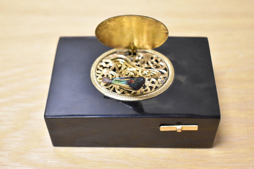 A rare and interesting 19th century French tortoiseshell singing bird box automaton, most likely - Image 4 of 7